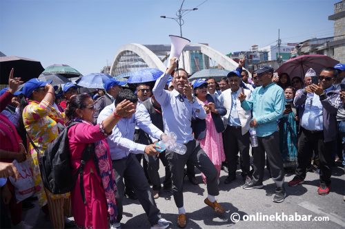 २२ दिनदेखि सडकमा छन् आन्दोलित शिक्षक (तस्वीरहरू)