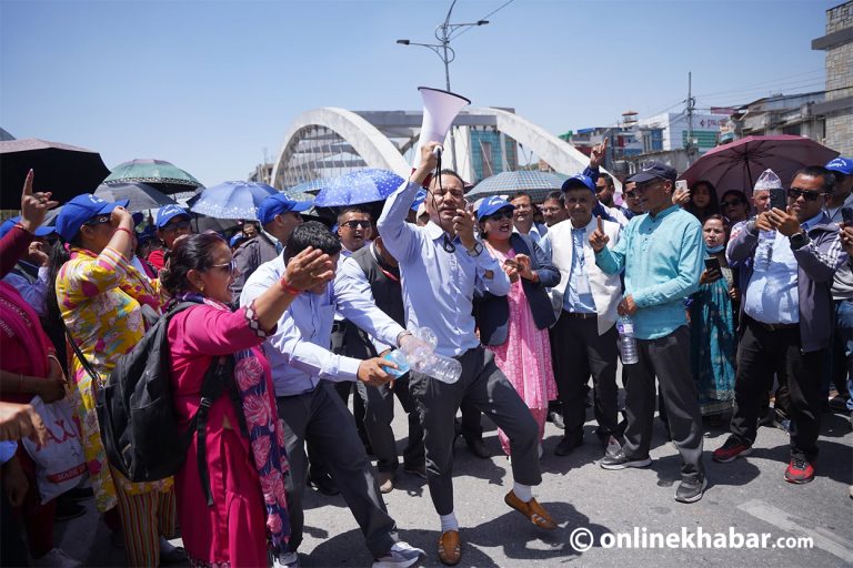 २२ दिनदेखि सडकमा छन् आन्दोलित शिक्षक (तस्वीरहरू)