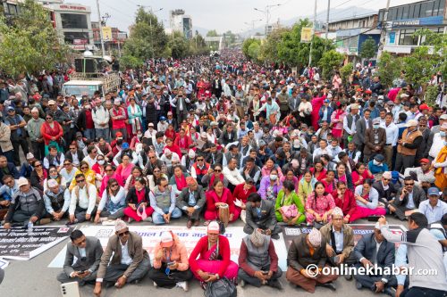 १०औं दिन पनि शिक्षकहरू सडकमा (तस्वीरहरू)