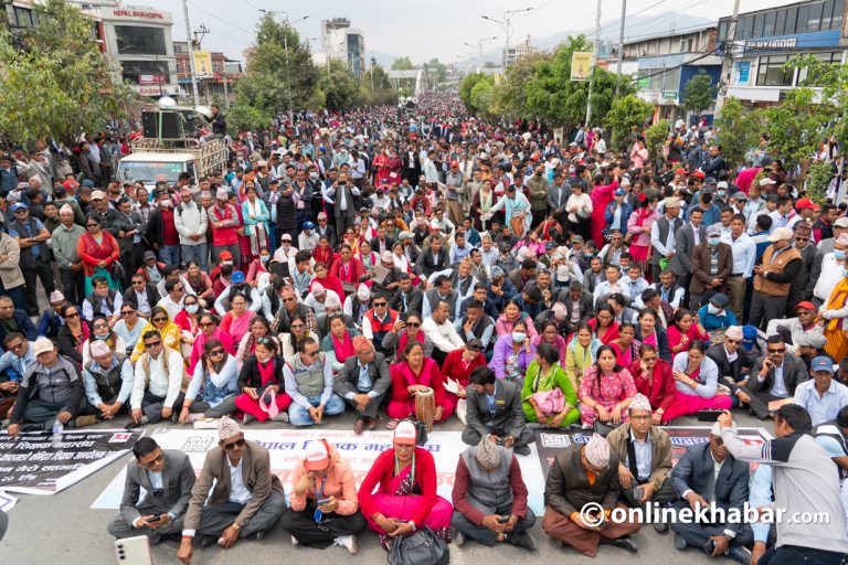 १०औं दिन पनि शिक्षकहरू सडकमा (तस्वीरहरू)