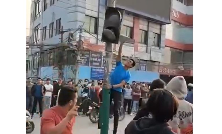 तीनकुनेमा ट्राफिक लाइट तोडफोड गरेको आरोपमा एक पक्राउ
