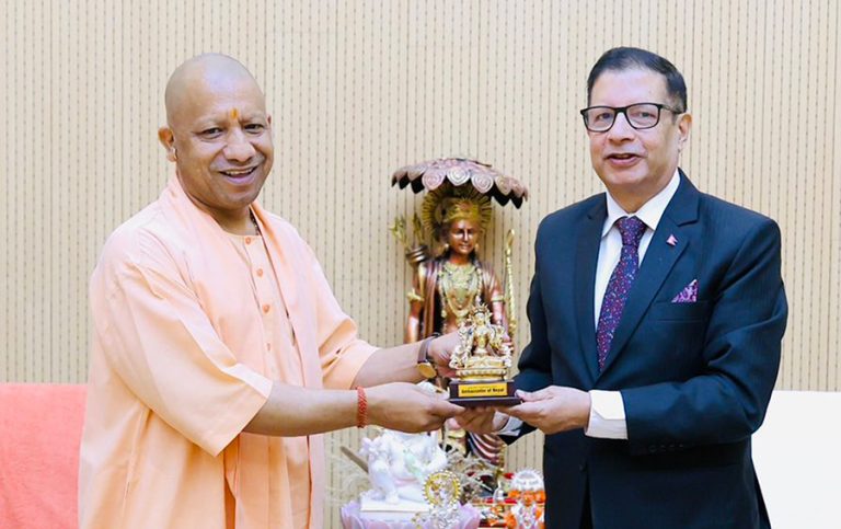 लखनउमा योगी आदित्यनाथसँग राजदूत शर्माको भेट, के भयो कुराकानी ?