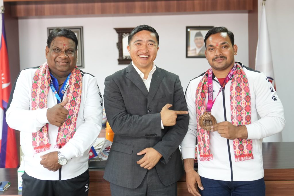 एसियन बेल्ट कुस्तीका कास्य विजेता चुनारासँग राखेप सदस्य सचिव घिसिङको भेट
