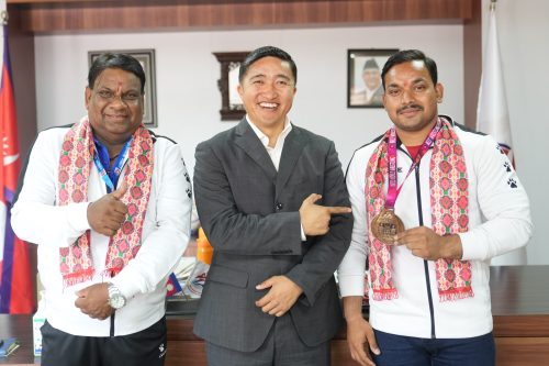 एसियन बेल्ट कुस्तीका कास्य विजेता चुनारासँग राखेप सदस्य सचिव घिसिङको भेट