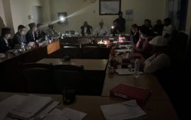  सिंहदरबारमै बिजुली गएपछि मोबाइलको उज्यालोमा बैठक