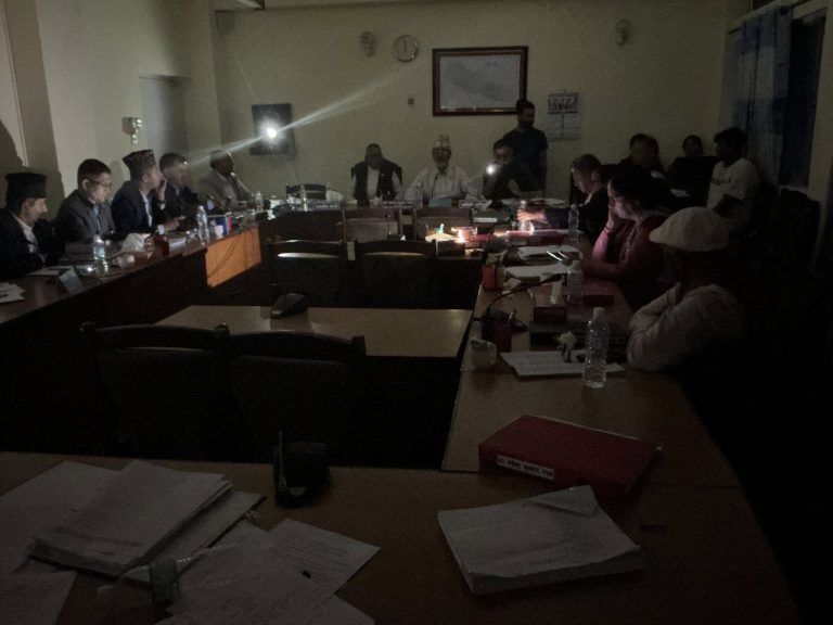 सिंहदरबारमै बिजुली गएपछि मोबाइलको उज्यालोमा बैठक