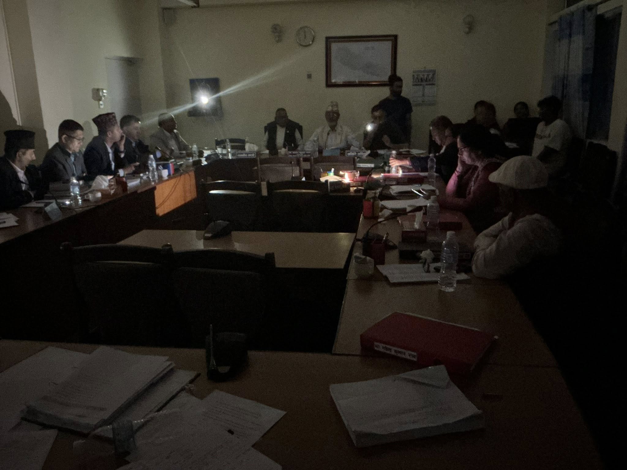 सिंहदरबारमै बिजुली गएपछि मोबाइलको उज्यालोमा बैठक