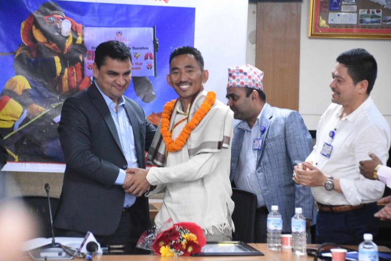 स्वास्थ्य मन्त्रालयले कीर्तिमानी आरोही पेम्बालाई प्रत्यारोपण प्रवर्द्धन दूत नियुक्त गर्ने