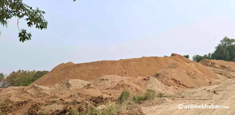 नगरपालिकाले ठेक्का लगाएका खोलामा ठेकेदार र क्रसर माफियाको रजगज