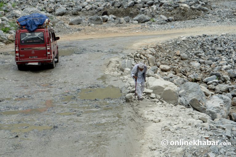 वर्षा रोकिएपछि बीपी राजमार्गमा चल्न थाले गाडी