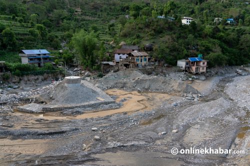 लड्दै‌पड्दै तंग्रिदै गरेको बस्ती
