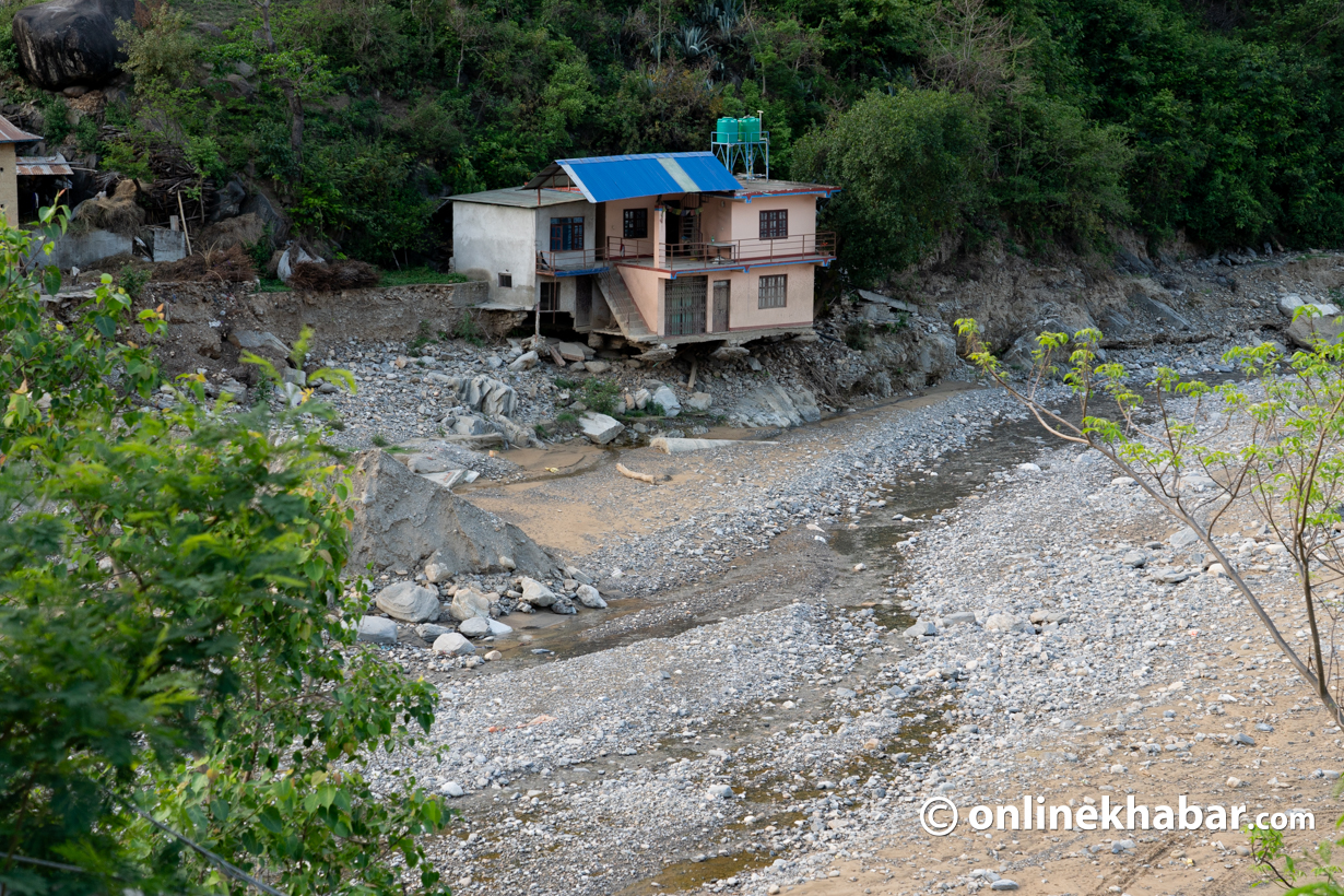 ‘दिउँसो डम्म बादल लागे रातभरि आँखा झिमिक्क हुँदैन’