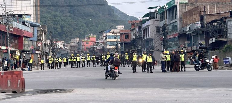 महानगर प्रहरीले माछापोखरी सडक किनार व्यवस्थित बनाउन खोज्दा सार्वजनिक सवारी नै प्रभावित