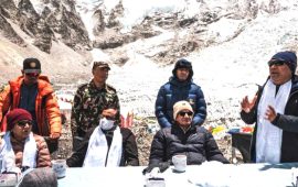 विश्वप्रकाशको संयोजनमा गृह र पर्यटनमन्त्रीसहित सगरमाथा बेसक्याम्पमा विशेष संवाद