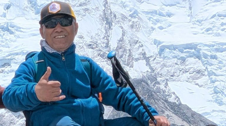 कांग्रेस महामन्त्री विश्वप्रकाश शर्मा सगरमाथा चढ्दै
