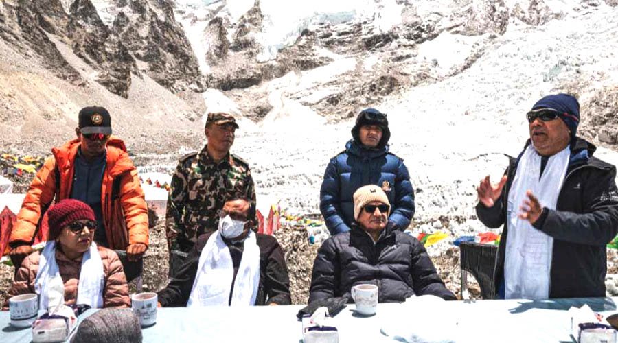 विश्वप्रकाशको संयोजनमा गृह र पर्यटनमन्त्रीसहित सगरमाथा बेसक्याम्पमा विशेष संवाद