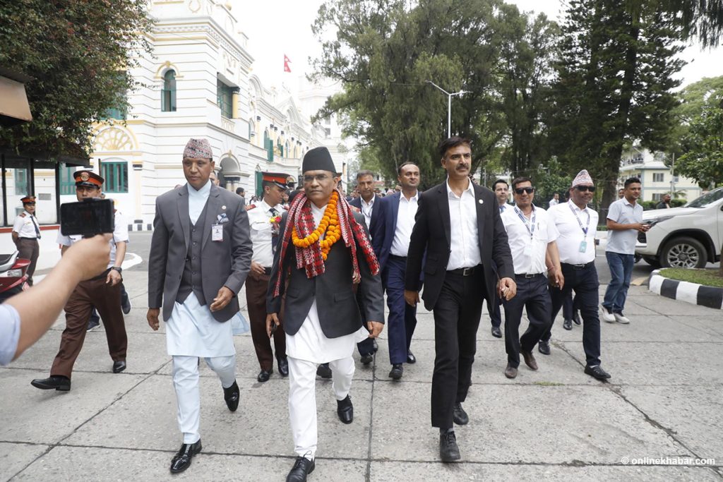 केन्द्रीय बैंकमा नवनियुक्त गभर्नरको प्रवेश (तस्वीरहरू)