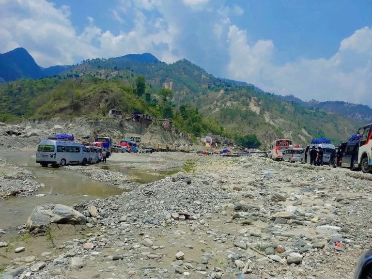 बाढीले डाइभर्सन बगाउँदा अवरुद्ध बिपी राजमार्ग अझै खुलेन