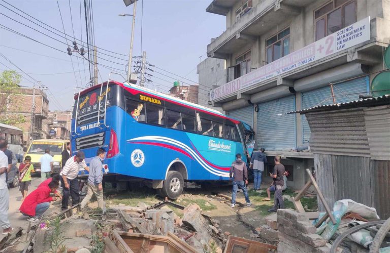 मापसे गरेर मध्यराति भक्तपुरमा सहचालकले बस कुदाएपछि…