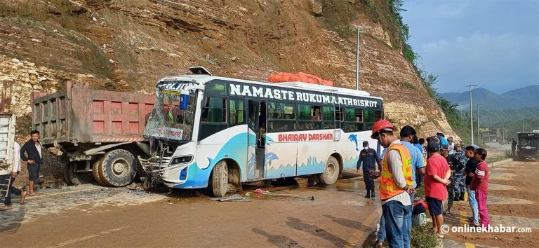 रुकुमपश्चिमबाट आएको बस तनहुँमा टिपरसँग ठोक्कियो