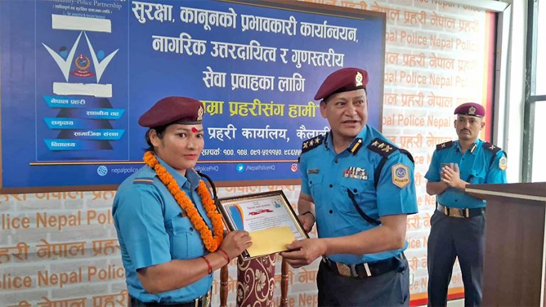 व्‍यथाले छट्पटिएकी महिलालाई सडकमै सुत्केरी गराउने प्रहरी जवान पुरस्कृत