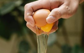 टिकटक भिडियोका लागि छोरीको निधारमा अण्डा फुटाउने आमामाथि मुद्दा