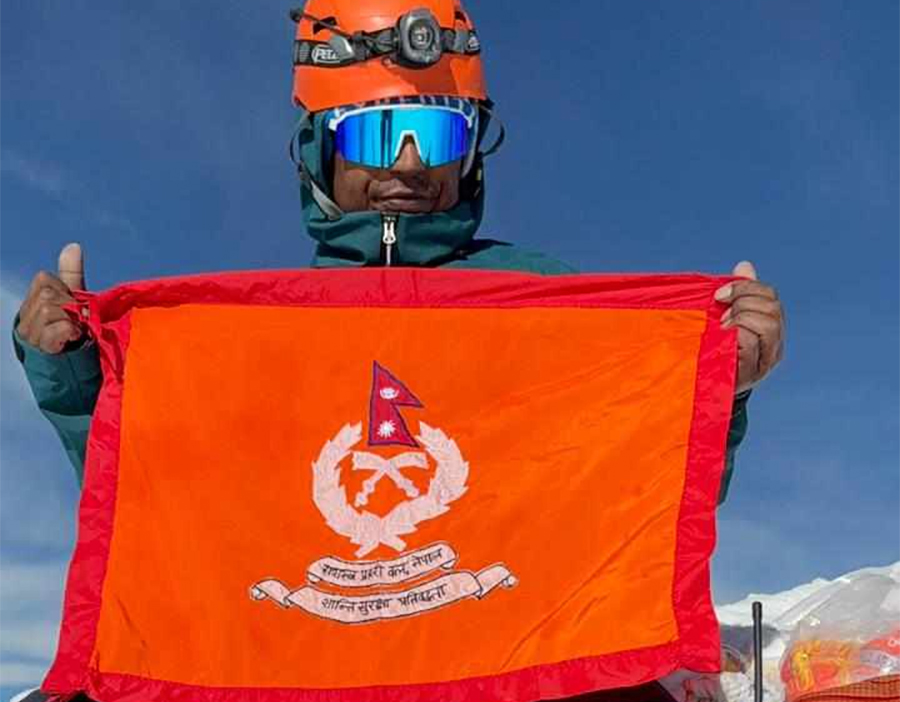 सशस्त्र प्रहरीका असई दन्तबहादुर छत्यालले चढे सगरमाथा