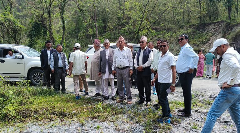 झापाका ग्रामीण सडक निरीक्षणमा भौतिकमन्त्री दाहाल