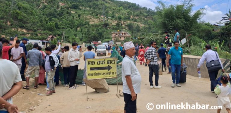 धादिङको थाक्रेमा पुल भ्वाङ परेपछि यात्रु अलपत्र (तस्वीरहरू)