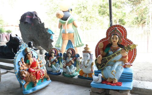 ढुंगाको मूर्ति बेचेर जीविका चलाउँदै ७३ वर्षीय रामसिंह विष्ट