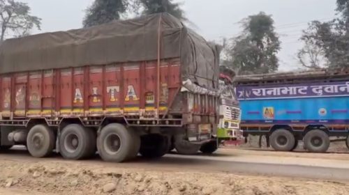 दुम्कीबासमा डाइभर्सन बगाउँदा पूर्वपश्चिम राजमार्ग अवरुद्ध