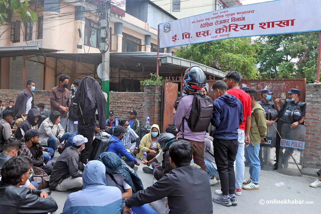 ईपीएस पीडित फेरि आन्दोलित, श्रम सचिवको टोली समस्या समाधान गर्न कोरिया जाने