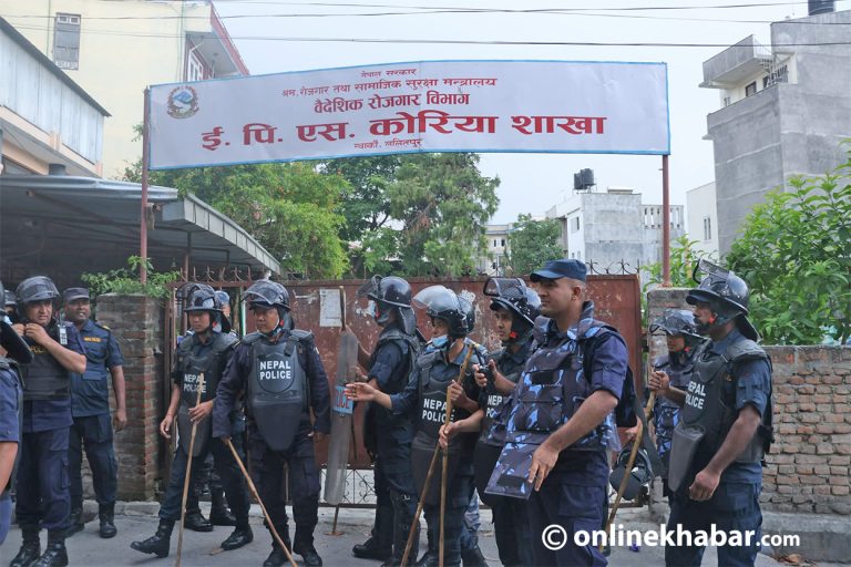 ईपीएस शाखामा धर्ना दिन पुगेका युवामाथि लाठीचार्ज (तस्वीरहरू)