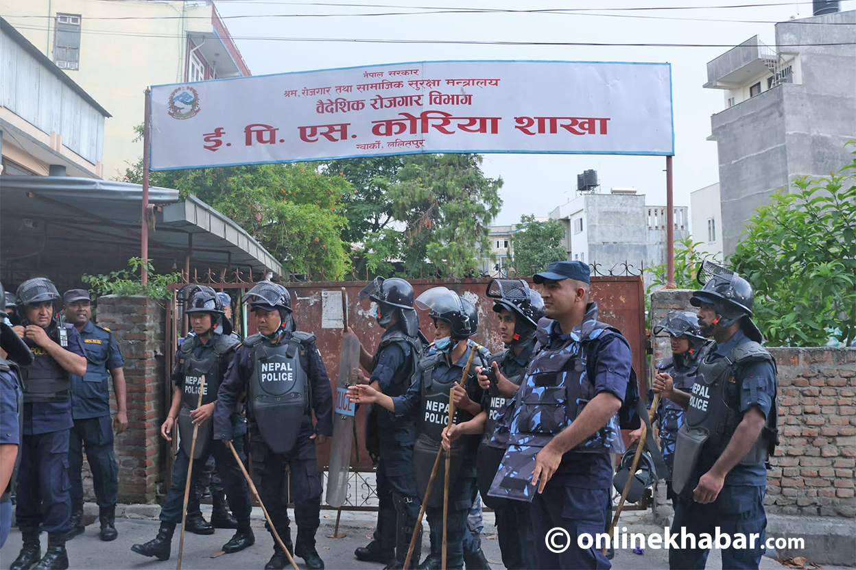 ईपीएस शाखामा धर्ना दिन पुगेका युवामाथि लाठीचार्ज (तस्वीरहरू)