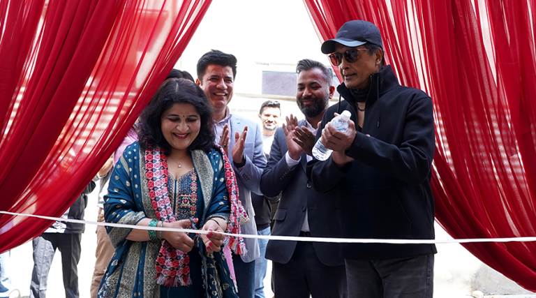 ई–सेवा मनी ट्रान्सफरको ‘मेरो डिजिटल देश’ अभियान विजेता अञ्जुलालाई घर हस्तान्तरण