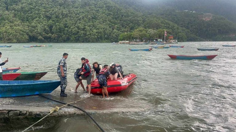 फेवातालमा फसेका ३ जना पर्यटकको सकुशल उद्धार