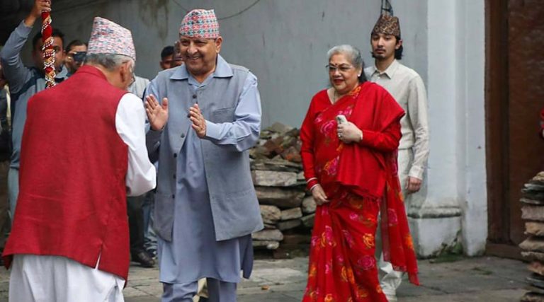 नारायणहिटीको मन्दिरमा पूर्वराजा शाहको पूजाअर्चना