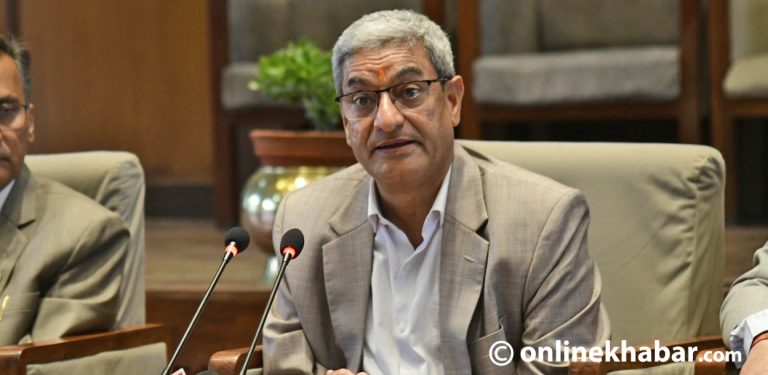 भिजिट भिसाबारे आफूलाई सोधिएका प्रश्न पन्छाए गृहमन्त्रीले, कर्मचारीलाई दोषे