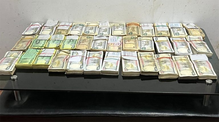 स्रोत नखुलेको २५ लाखसहित दुई जना पक्राउ