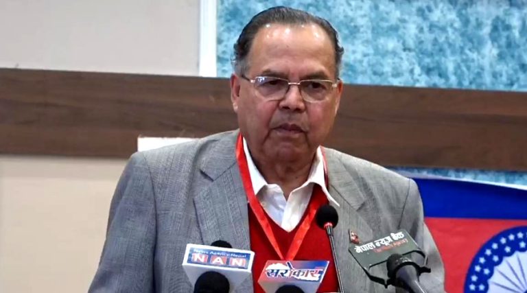 अहिलेको संविधानलाई आँखा चिम्लिएर समर्थन गर्न सकिँदैन : खनाल
