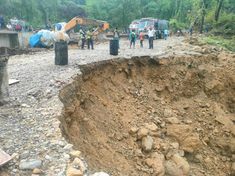 खुर्सानी खोलामा सडक भत्किएपछि पूर्वपश्चिम राजमार्ग अवरुद्ध