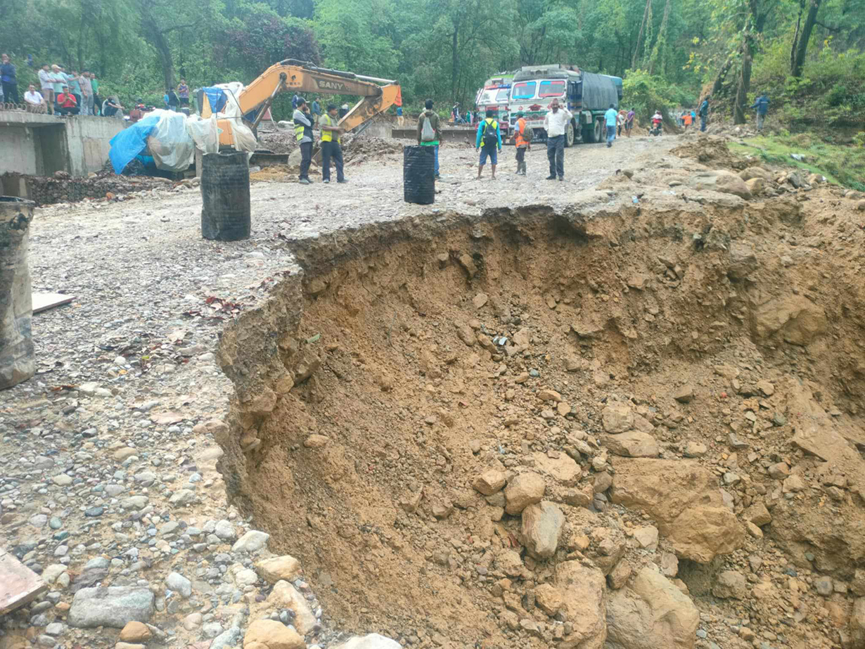 खुर्सानी खोलामा सडक भत्किएपछि पूर्वपश्चिम राजमार्ग अवरुद्ध