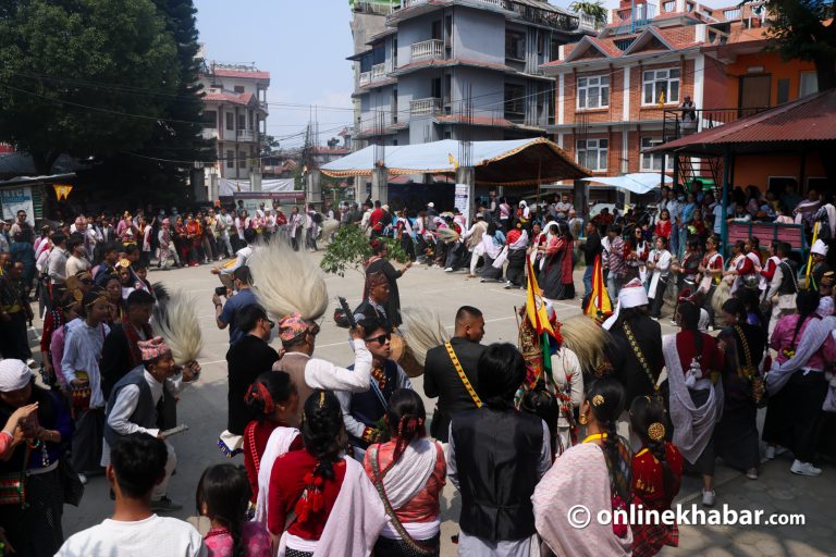साकेला नाच्दै नखीपोटमा उभौलीको उल्लास (तस्वीरहरू)