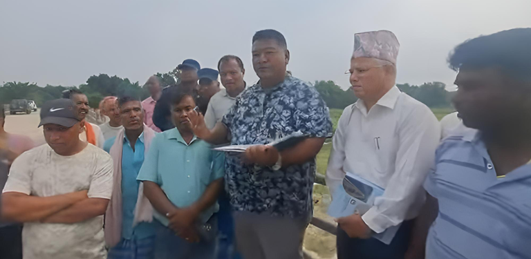 ठेकेदारलाई सांसद श्रेष्ठको धम्की : १५ जेठभित्र पुल नबने खोलामा गाड्छु