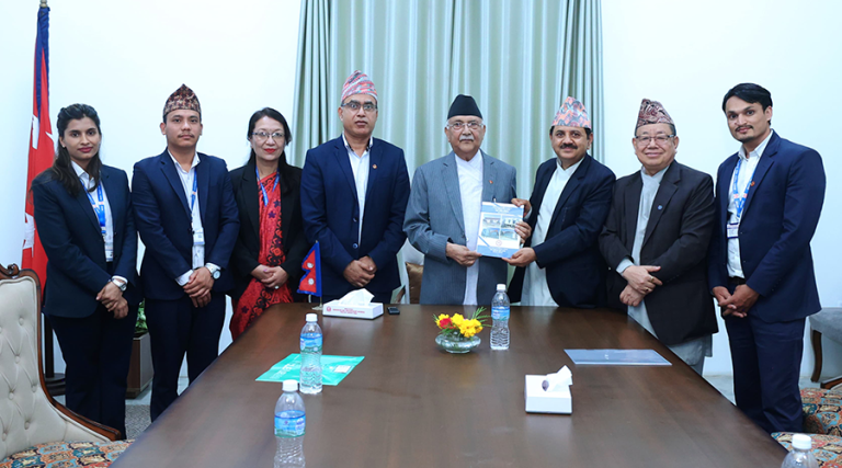 नास्टको सेवा आयोगले प्रधानमन्त्रीलाई बुझायो वार्षिक प्रतिवेदन