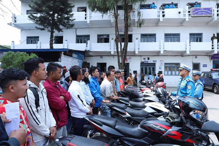 चोरी भएका मोटरसाइकल र स्कुटर धनीलाई हस्तान्तरण