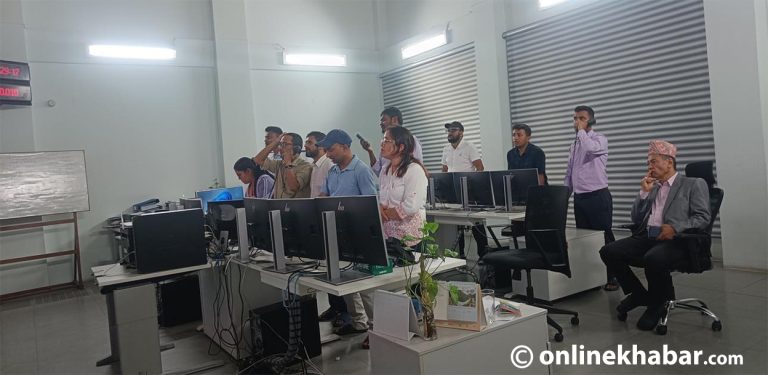 पटक-पटक बिजुली गएपछि प्राधिकरणका निर्देशकले गरे निरीक्षण