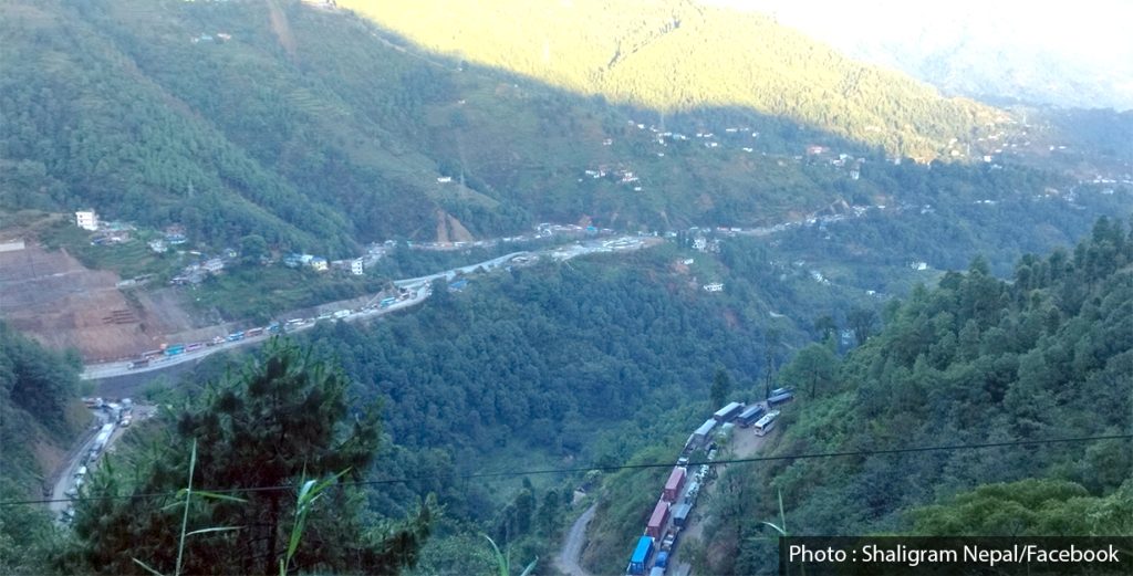 नागढुंगा–नौबिसे सडकखण्डमा बस पल्टियो, घण्टौंको ट्राफिक जामले यात्रु आजित