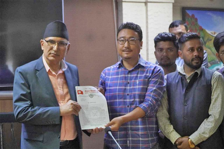 अर्थमन्त्रीलाई नेविसंघको ज्ञापनपत्रः पेड इन्टर्नसिप कार्यक्रमको माग