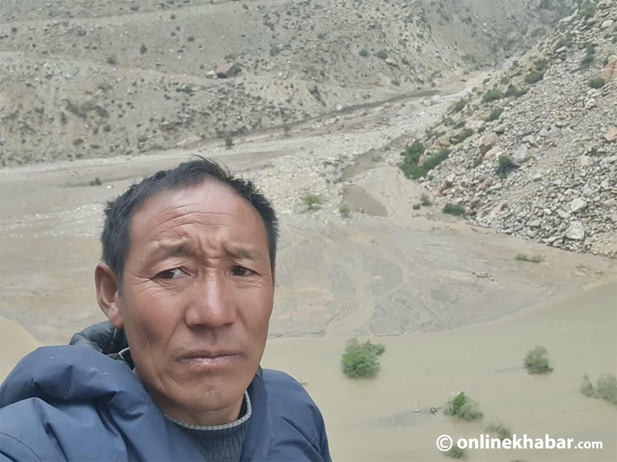 तिलगाउँबाट वडाध्यक्ष भन्छन् : पहिरोको विपत्ति थामी नसक्नु छ, यहाँ कोही छैनन्, केही छैन